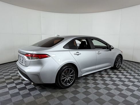 Used 2020 Toyota Corolla LE FWD image 4