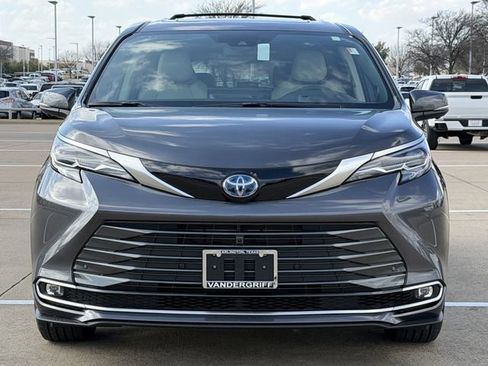 Used 2025 Toyota Sienna Platinum image 8