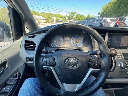 Used 2017 Toyota Sienna XLE Premium AWD/4WD image 11