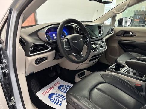 Used 2024 Chrysler Pacifica Touring-L image 25