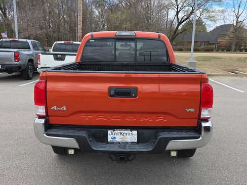 Used 2016 Toyota Tacoma SR5 w/ SR5 Appearance Package (SN) image 4