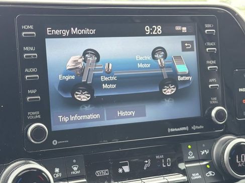 Used 2021 Toyota Highlander XLE AWD/4WD image 32