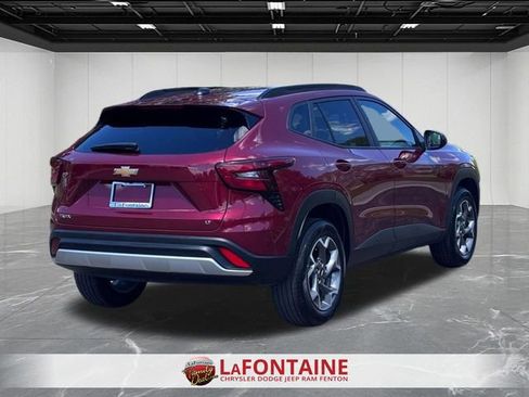 Used 2025 Chevrolet Trax LT w/ LT Convenience Package FWD image 5