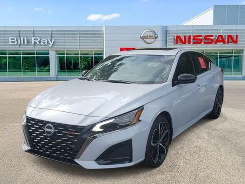 Used 2025 Nissan Altima 2.5 SR w/ SR Premium Package FWD image 2