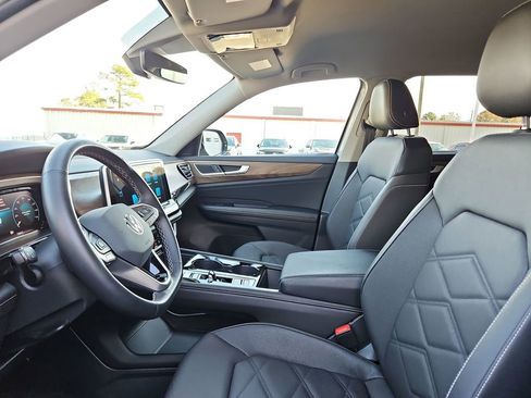 Used 2025 Volkswagen Atlas SE image 21