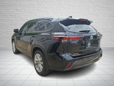Certified 2026 Toyota Highlander Limited AWD/4WD image 4