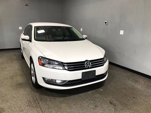 Used 2015 Volkswagen Passat 1.8T Limited Edition image 8