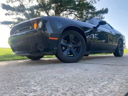 Used 2015 Dodge Challenger SXT RWD image 3
