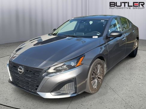 Used 2024 Nissan Altima 2.5 SV FWD image 2