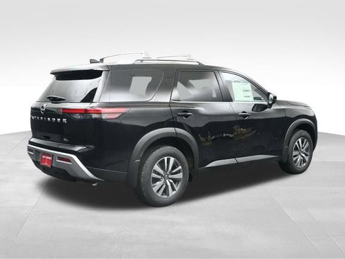 Used 2025 Nissan Pathfinder SL FWD image 5