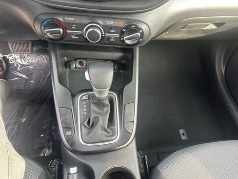 Used 2025 Kia Soul LX w/ LX Technology Package FWD image 14