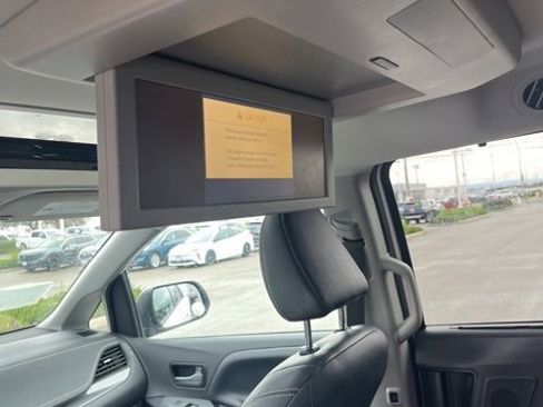 Used 2019 Toyota Sienna SE image 12