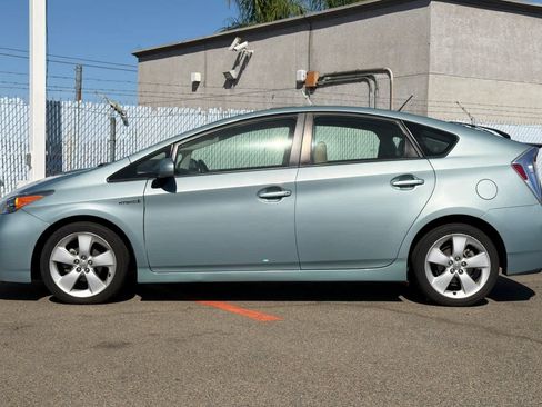Used 2015 Toyota Prius Five FWD image 2