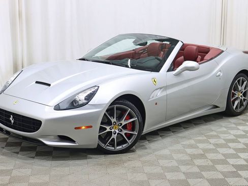 Used 2010 Ferrari California RWD image 9