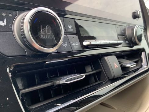 Used 2024 Toyota Highlander XLE AWD/4WD image 30