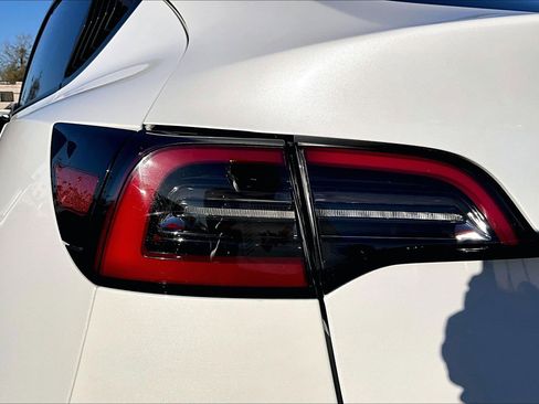 Used 2021 Tesla Model Y Long Range image 26