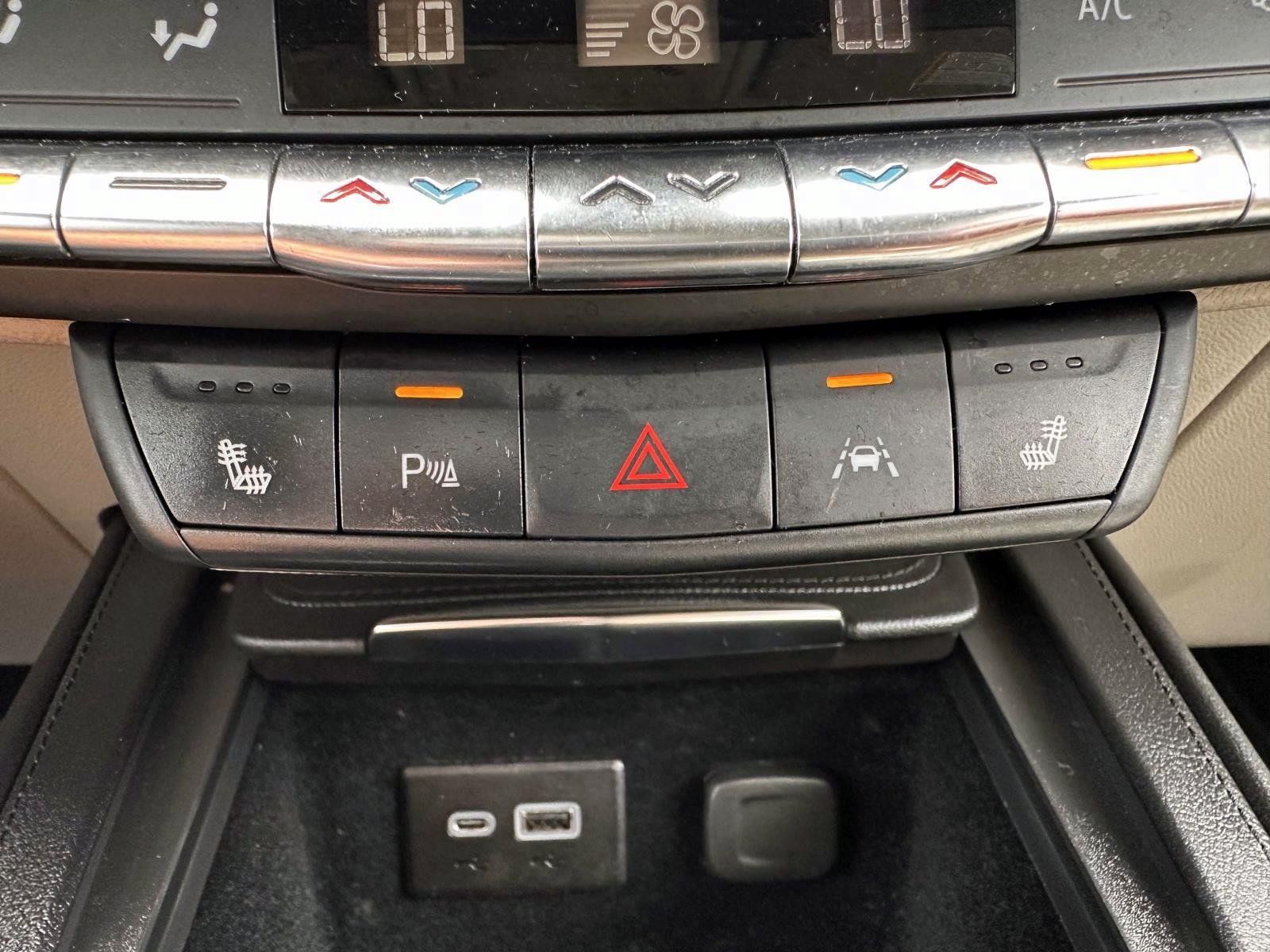 Used 2022 Cadillac XT4 Luxury w/ Cold Weather Package AWD/4WD image 23