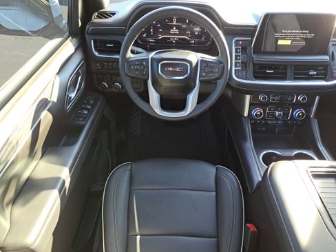 Used 2023 GMC Yukon SLT w/ SLT Premium Package image 9