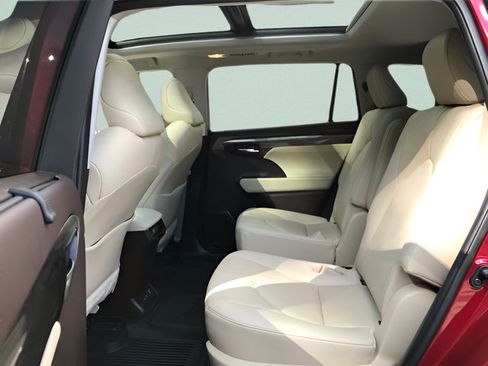Certified 2021 Toyota Highlander Platinum AWD/4WD image 12