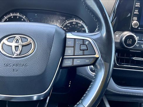 Used 2021 Toyota Highlander XLE FWD image 25