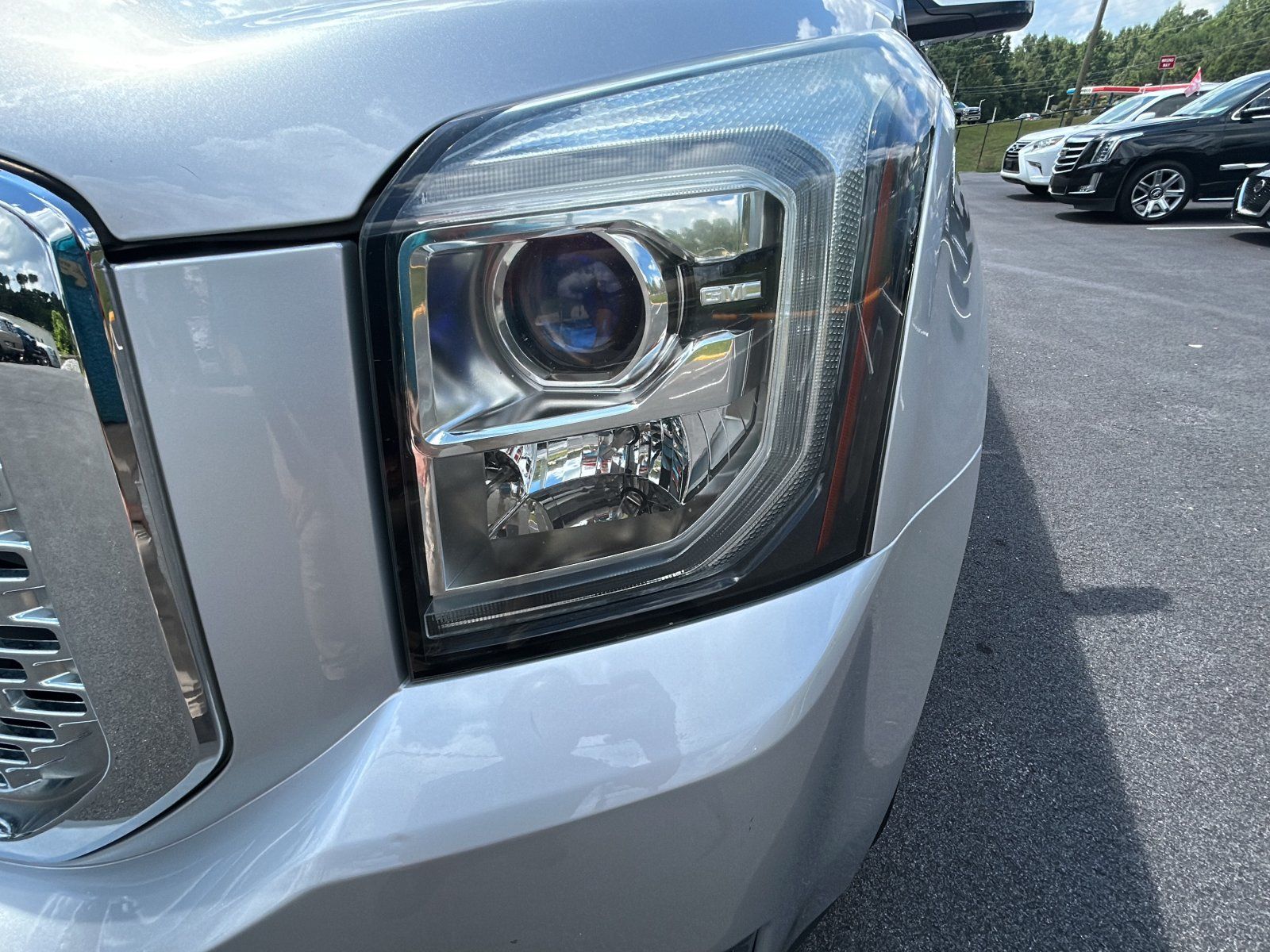 Used 2017 GMC Yukon SLT AWD/4WD image 12
