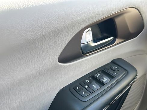 Used 2023 Chrysler Voyager LX image 18