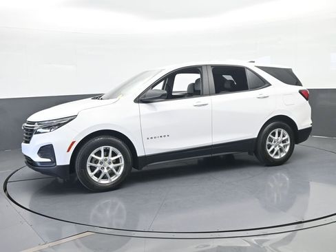 Used 2023 Chevrolet Equinox LS image 2
