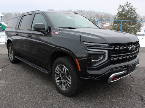 Used 2025 Chevrolet Suburban Z71 image 2