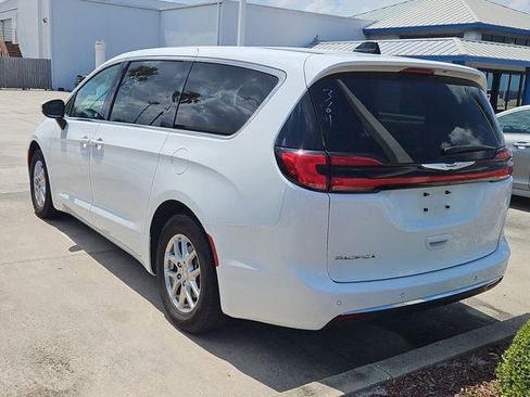 Used 2023 Chrysler Pacifica Touring-L FWD image 4