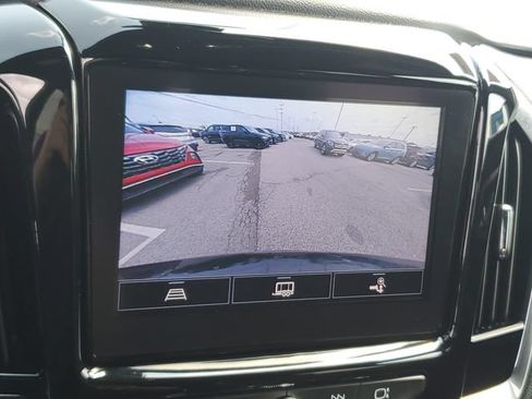Used 2023 Chevrolet Traverse LT FWD image 19