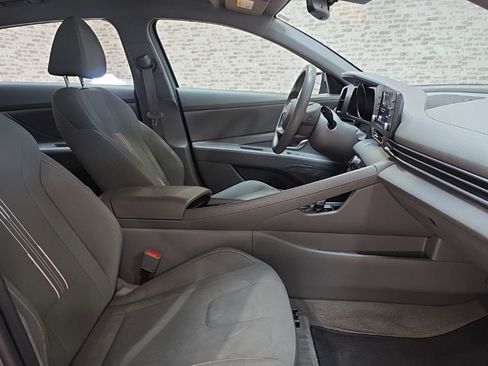 Used 2022 Hyundai Elantra Blue FWD image 8