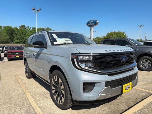 New 2025 Ford Expedition Platinum w/ Driver's Package image 2