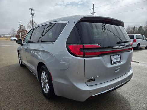 Used 2024 Chrysler Pacifica Touring-L image 7