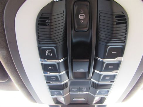 Used 2016 Porsche Macan Turbo AWD/4WD image 22