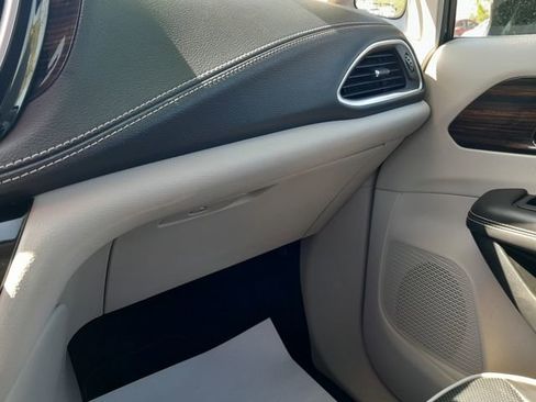 Used 2023 Chrysler Pacifica Limited FWD image 31