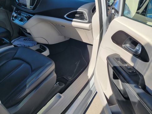 Used 2024 Chrysler Pacifica Touring-L image 9