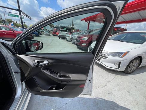 Used 2016 Ford Focus SE w/ SE Sport Package FWD image 13