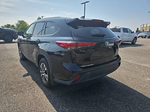 Used 2022 Toyota Highlander XLE AWD/4WD image 5
