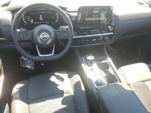 Used 2024 Nissan Pathfinder Platinum image 11