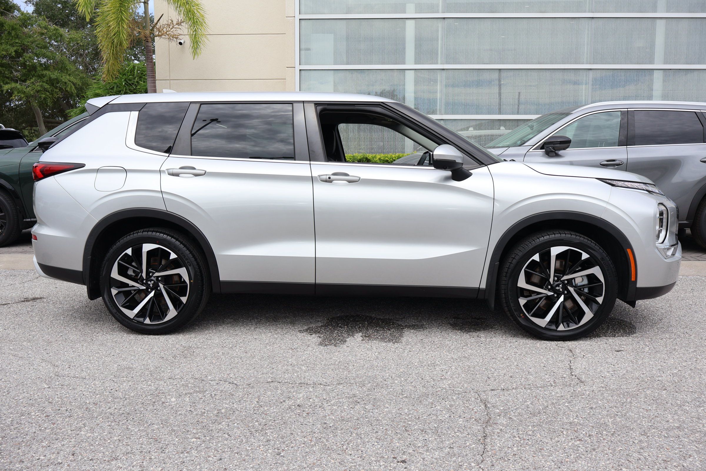 Used 2023 Mitsubishi Outlander SE FWD image 10
