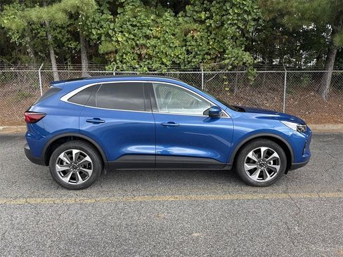 Used 2023 Ford Escape Platinum w/ Class II Trailer Tow Package image 8