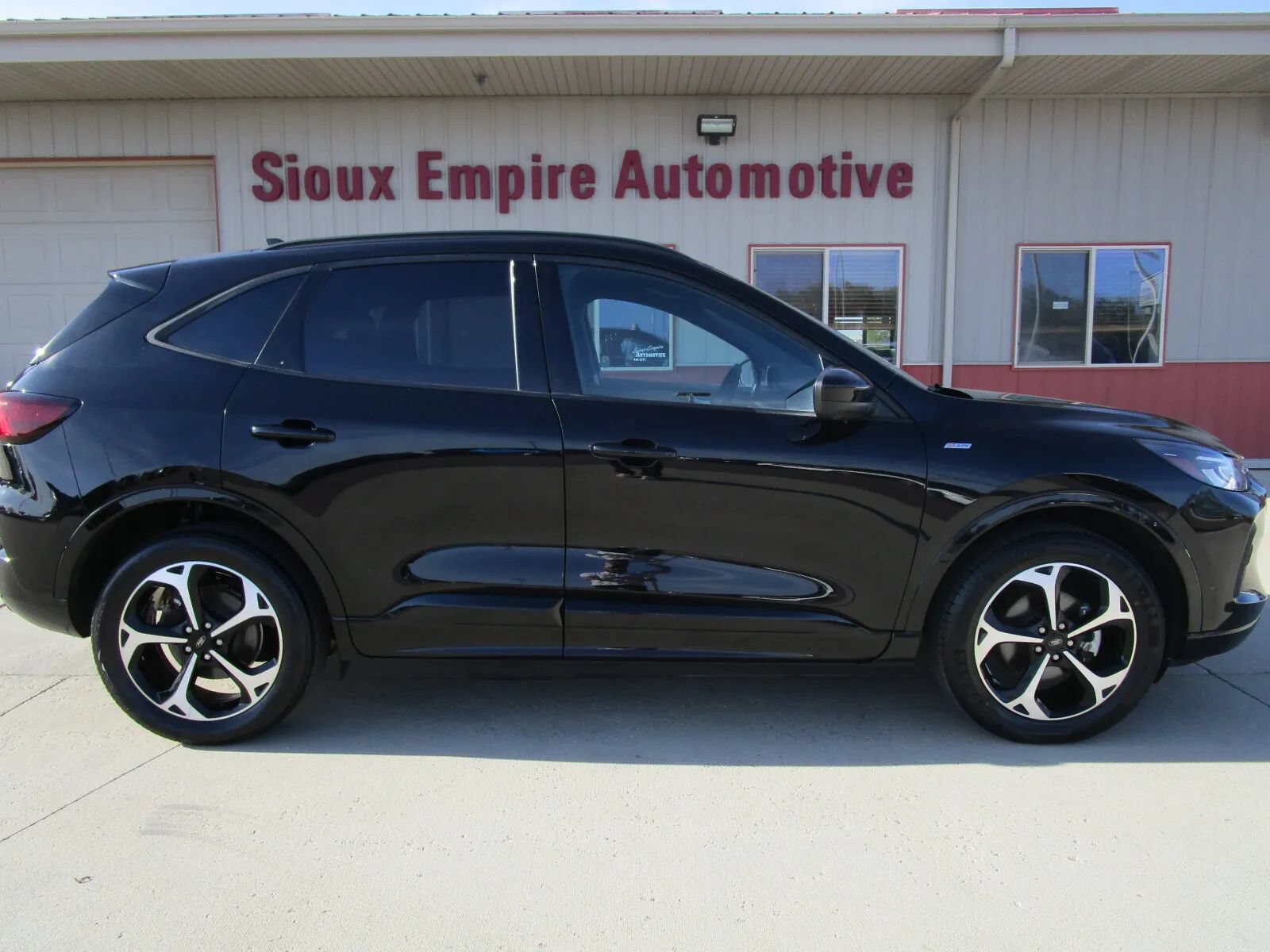 Used 2024 Ford Escape ST-Line Select w/ Tech Pack #2 AWD/4WD image 2
