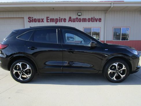 Used 2024 Ford Escape ST-Line Select w/ Tech Pack #2 AWD/4WD image 2