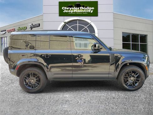 Used 2025 Land Rover Defender 110 S AWD/4WD image 5