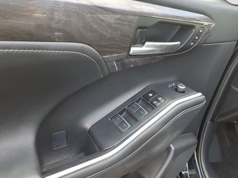 Used 2023 Toyota Highlander Limited AWD/4WD image 4