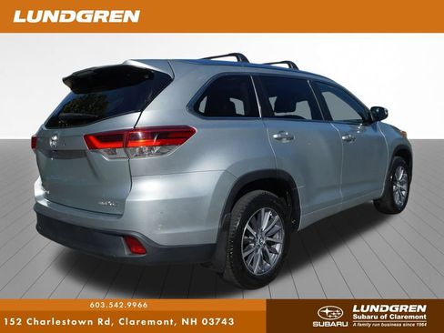 Used 2018 Toyota Highlander XLE w/ Carpet Mat Package (TMS) AWD/4WD image 3