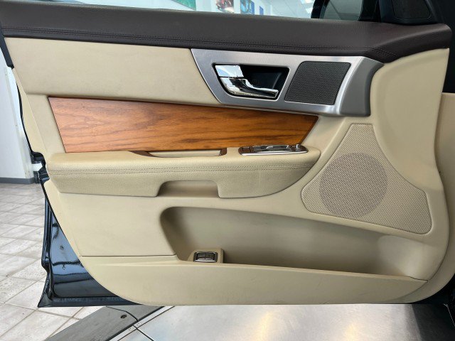 Used 2010 Jaguar XF Luxury RWD image 11