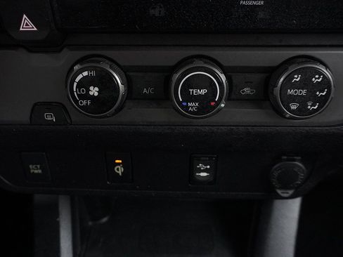 Used 2017 Toyota Tacoma TRD Off-Road image 39