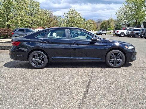 Used 2023 Volkswagen Jetta SE w/ Black Wheel Package image 10