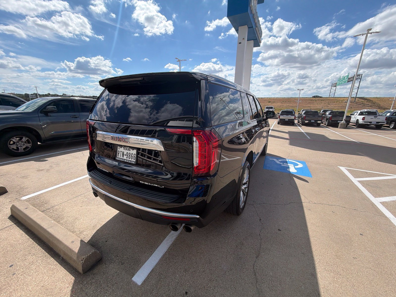 Used 2022 GMC Yukon XL Denali AWD/4WD image 15